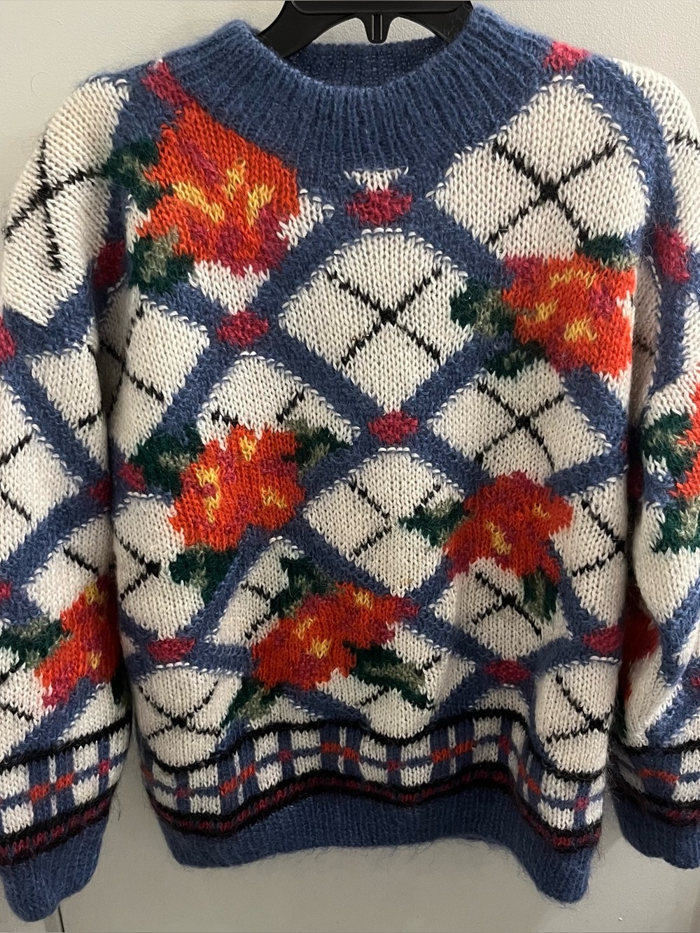 Vintage Siba Hand Knitted Floral Sweater 
Size Medium